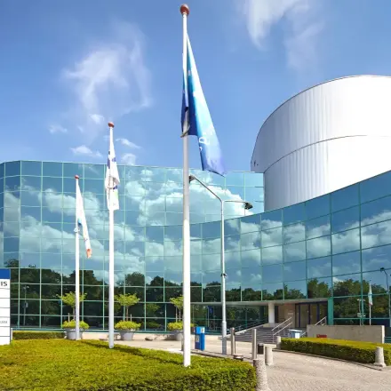 Modern kantoorpand met glazen gevel op Stadsring 201 in Amersfoort Centrum, ideaal om kantoorruimte te huren.
