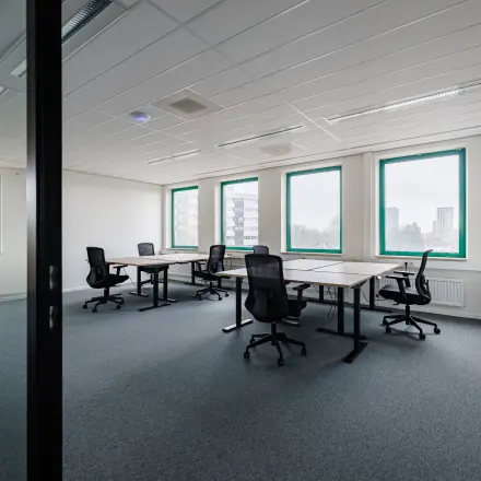 Lichte kantoorruimte aan de Stadsring 201, Amersfoort Centrum, met vier bureaus en comfortabele stoelen, ideaal voor wie een kantoorpand wil huren.