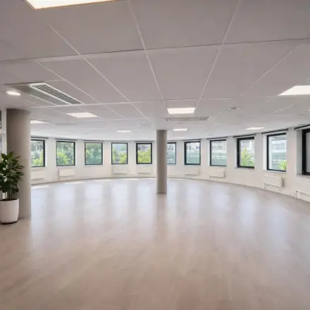 Lichte kantoorruimte aan de Asch van Wijckstraat in Amersfoort Centrum met grote ramen en houten vloer, ideaal om te huren voor kantooractiviteiten.