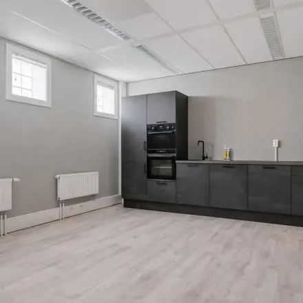 Kantoorruimte op Asch van Wijckstraat 2-4 in Amersfoort Centrum met grijze muren en een ingebouwde zwarte keuken, beschikbaar voor kantoorruimte huren.