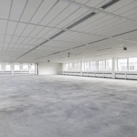 Leeg kantoor in Amstelveen aan De Gondel 1, klaar voor huur. Grote ramen zorgen voor veel natuurlijk licht in dit kantoorpand.