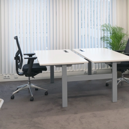 Kantoorruimte huren in Amstelveen aan de Handelsweg 53, met twee bureaus en stoelen naast grote ramen voor veel lichtinval, geschikt voor productief werken.