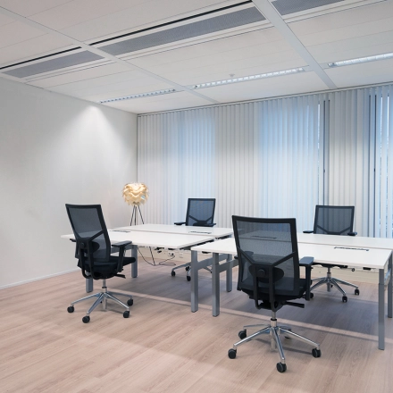 Lichte en goed verlichte kantoorruimte huren aan de Handelsweg 53 in Amstelveen met moderne werkplekken, bureaus en stoelen, geschikt voor zakelijke activiteiten.