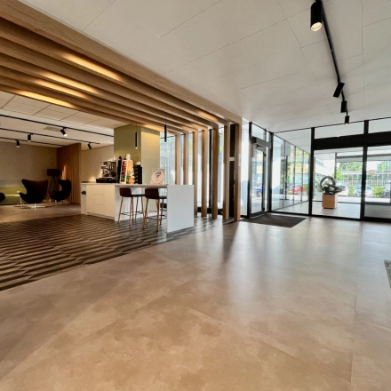 Moderne kantoorpand op Professor E.M. Meijerslaan 1, Amstelveen met ruime, gemeubileerde ontvangstruimte en zitgedeelte. Ideale locatie voor kantoorruimte huren in een zakelijke omgeving.