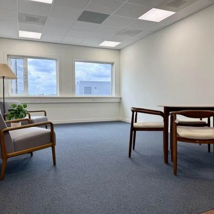 Ruime kantoorruimte aan Professor E.M. Meijerslaan 1, Amstelveen, met vloerbedekking, twee stoelen en een tafel. Geschikt voor kantoor of vergaderingen.