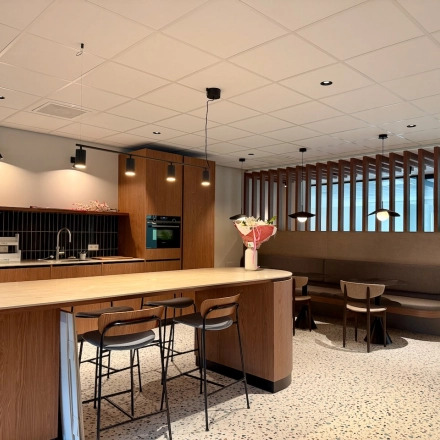 Moderne, gemeubileerde kantoorruimte in Amstelveen, Professor E.M. Meijerslaan 1, met een keuken en zithoek. Ideaal voor wie een kantoorruimte wil huren.