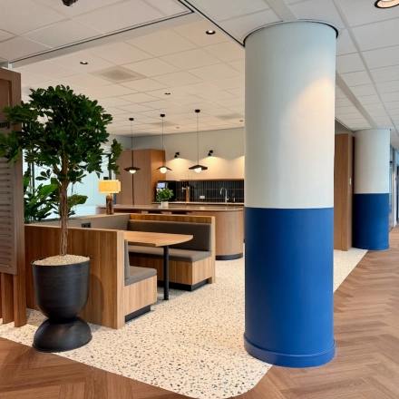 Moderne kantoorruimte in Amstelveen, Professor E.M. Meijerslaan 1, met stijlvolle inrichting en houten elementen. Geschikt voor bedrijven die kantoorruimte willen huren. De ruimte lijkt uitnodigend en professioneel.