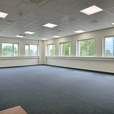 Ongebruikte kantoorruimte op Professor E.M. Meijerslaan 1 in Amstelveen met veel ramen, grijze vloerbedekking en veel natuurlijk licht, ideaal voor kantoorruimte huren.