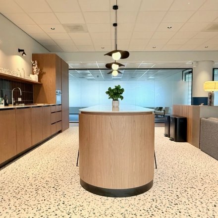 Moderne kantoorruimte te huur op Professor E.M. Meijerslaan 1, Amstelveen, met een nette keuken en houten elementen, geschikt voor werkactiviteiten.