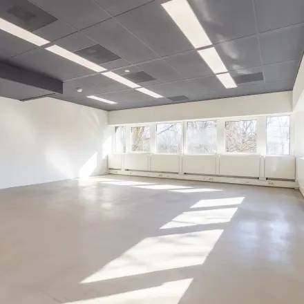 Lichte, open kantoorruimte op Stroombaan 4 in Amstelveen, met grote ramen en een neutraal interieur voor creatief gebruik. Ideaal voor wie kantoren zoekt om flexibel te huren.