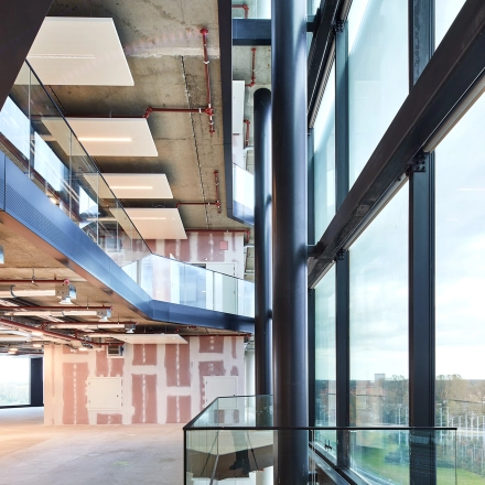 Ruim, modern kantoorpand op H.J.E. Wenckebachweg 230-258 in Amsterdam Amstel Business Park met grote ramen en industriële afwerking. Ideaal voor bedrijven die kantoorruimte willen huren in een inspirerende omgeving.