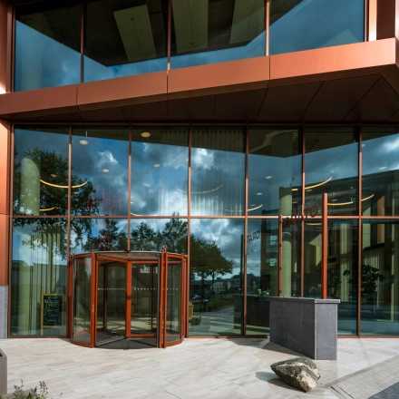 Glazen entree van het kantoorpand op H.J.E. Wenckebachweg 230-258 in Amsterdam Amstel Business Park, met een opvallend modern design ideaal voor kantoorruimte huren.