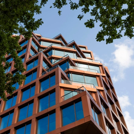 Modern kantoorpand aan H.J.E. Wenckebachweg 230-258, Amsterdam in Amstel Business Park, geschikt om kantoorruimte te huren. Het gebouw heeft een opvallend ontwerp met veel glas.