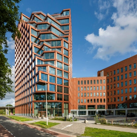 Kantoorgebouw gelegen aan H.J.E. Wenckebachweg 230-258 in Amsterdam Amstel Business Park, met moderne architectuur en glazen gevels, ideaal voor bedrijven die kantoorruimte willen huren.