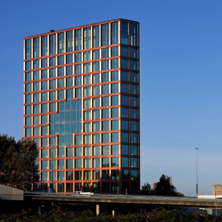 Kantoorpand op H.J.E. Wenckebachweg 230-258 in Amsterdam Amstel Business Park. Modern glas gebouw perfect voor een kantoorruimte huren.