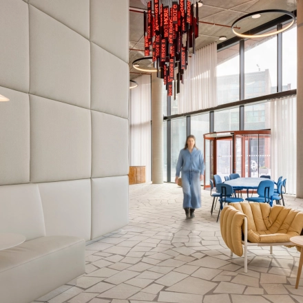 Moderne kantoorruimte met stijlvolle inrichting aan de H.J.E. Wenckebachweg 230-258 in Amsterdam Amstel Business Park, geschikt voor vergaderingen en dagelijkse werkzaamheden. Personen zijn bezig met zakelijke activiteiten.
