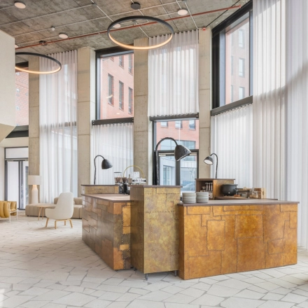 Modern ingerichte ruimte met grote ramen in kantoorpand aan de H.J.E. Wenckebachweg 230-258, Amsterdam Amstel Business Park. Geschikt voor kantoorruimte huren met een lichte ambiance en industriële elementen.