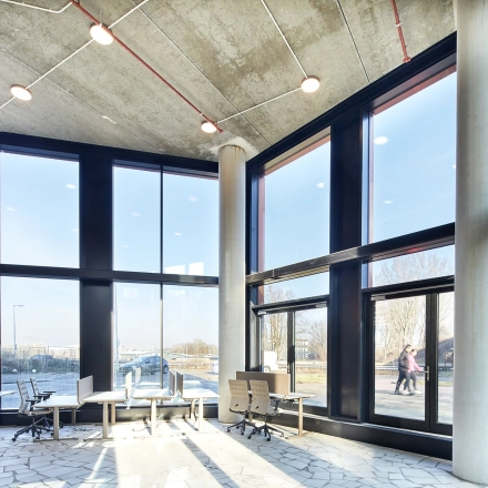 Open, lichte kantoorruimte aan de H.J.E. Wenckebachweg 230-258 in Amsterdam Amstel Business Park met moderne bureaus en grote ramen. Ideaal voor kantoorruimte huren met uitzicht op de buitenomgeving.
