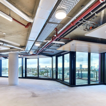 Open vloerplan bij kantoorruimte huren aan H.J.E. Wenckebachweg 230-258 in Amsterdam Amstel Business Park met uitzicht op de stad.