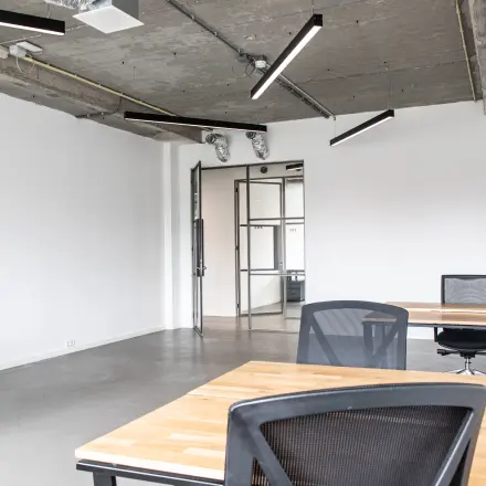 Kantoorruimte huren op H.J.E. Wenckebachweg 90-108 in Amsterdam Amstel Business Park met moderne bureaus, stoelen en een industriële uitstraling.