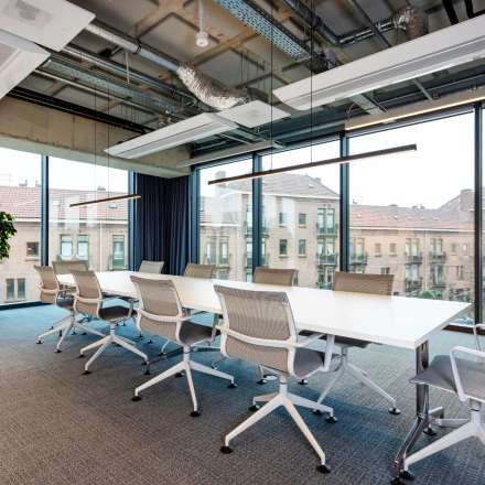 Ruime kantoorruimte te huur aan de Trompenburgstraat 2c, Amsterdam, met moderne vergadertafels, comfortabele stoelen en grote ramen die veel natuurlijk licht binnenlaten. Ideaal voor vergaderingen en teamwerk.