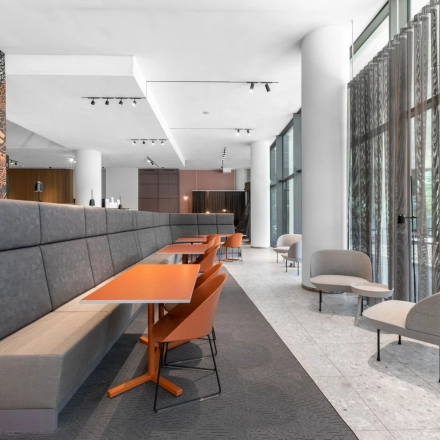 Moderne kantoorruimte met stijlvolle zitjes en tafels in Amstel Business Park, Amsterdam. Ideaal voor huur, met veel daglicht en designaccenten. Gelegen op Trompenburgstraat 2c voor een inspirerende werkomgeving.