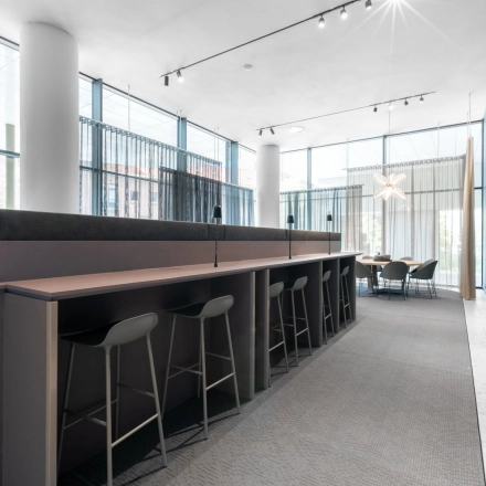 Moderne kantoorruimte huren op Trompenburgstraat 2c, Amsterdam Amstel Business Park, met hoge ramen, stijlvolle zitplekken en vergadertafel, ideaal voor inspirerend samenwerken.