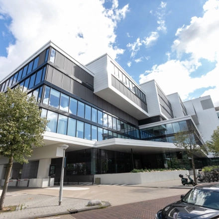 Kantoorpand aan de Trompenburgstraat 2c in Amsterdam Amstel Business Park, met moderne architectuur en grote ramen voor veel natuurlijk licht. Ideaal voor het huren van kantoorruimte in een zakelijke omgeving.