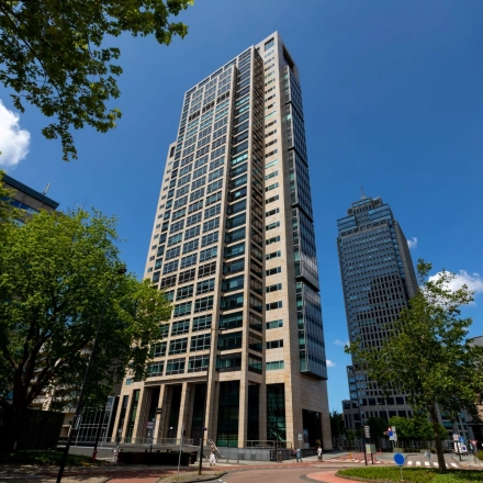 Hoog kantoorpand aan Amstelplein 8 in Amsterdam Amstel, ideaal voor kantoorruimte huren met moderne uitstraling en uitstekende ligging.