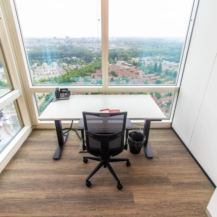 Kantoorruimte huren met weids uitzicht over Amsterdam Amstel, gelegen in het kantoorpand aan Amstelplein 8. De ruimte biedt een werkplek met bureau, stoel en telefoon.