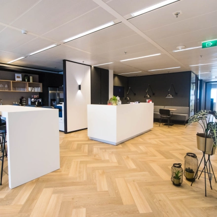Moderne kantoorruimte op Amstelplein 8 in Amsterdam Amstel met een open vloerplan en luxe inrichting, ideaal voor bedrijven die kantoorruimte willen huren.