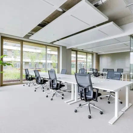 Moderne kantoorruimte huren op Willem Fenengastraat 16 in Amsterdam Amstel, met ruime werkplekken en grote ramen voor veel natuurlijk licht.