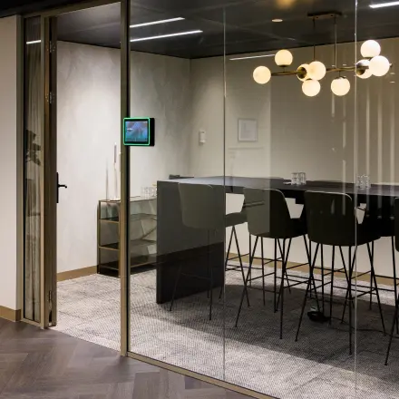 Modern ingerichte vergaderruimte in een kantoorpand op Walborg 2A, Amsterdam Buitenveldert, te huur. Het interieur beschikt over stijlvolle stoelen en een stijlvolle tafel, geschikt voor diverse zakelijke bijeenkomsten.