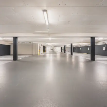 Ondergrondse parkeergarage in kantoorpand op Walborg 2A, Amsterdam Buitenveldert, geschikt voor huur met voldoende ruimte voor meerdere voertuigen.