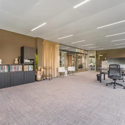 Ruime en lichte kantoorruimte in Amsterdam Buitenveldert met moderne inrichting en glazen wanden, ideale plek voor kantoorruimte huren.