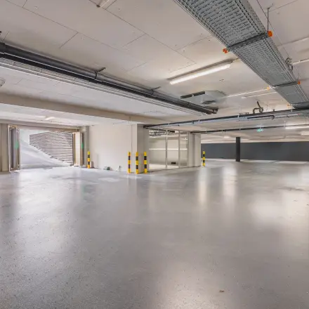 Ruime parkeergarage in het kantoorpand Walborg 2A, Amsterdam Buitenveldert, ideaal voor huren als onderdeel van de kantoorruimte.