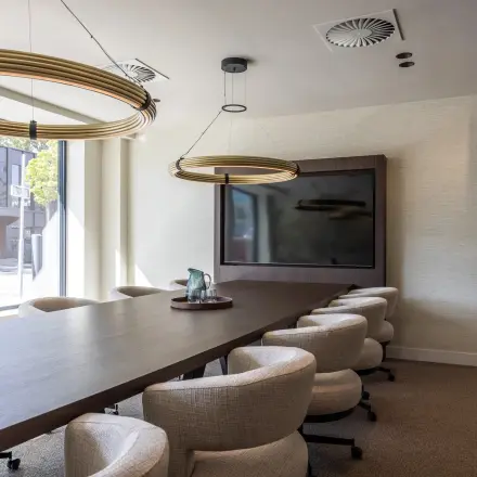 Vergaderruimte in een kantoorpand op Zwaansvliet 1, Amsterdam Buitenveldert, met een lange tafel en comfortabele stoelen voor zakelijke vergaderingen. Grote ramen en moderne verlichting verfraaien de ruimte.