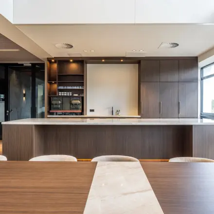 Moderne kantoorruimte huren met een stijlvolle, gemeubileerde pantry op Zwaansvliet 1 in Amsterdam Buitenveldert, met uitzicht en veel natuurlijk licht.