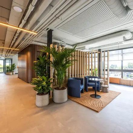 Moderne kantoorruimte op Zwaansvliet 1 in Amsterdam Buitenveldert met grote ramen, veel natuurlijk licht, stijlvolle meubels en groen voor een uitnodigende sfeer. Ideaal voor kantoorruimte huren.