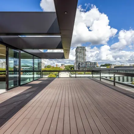 Moderne, ruime kantoorruimte te huur op Zwaansvliet 1, Amsterdam Buitenveldert, met een groot buitenterras en glazen gevel voor veel natuurlijk licht.