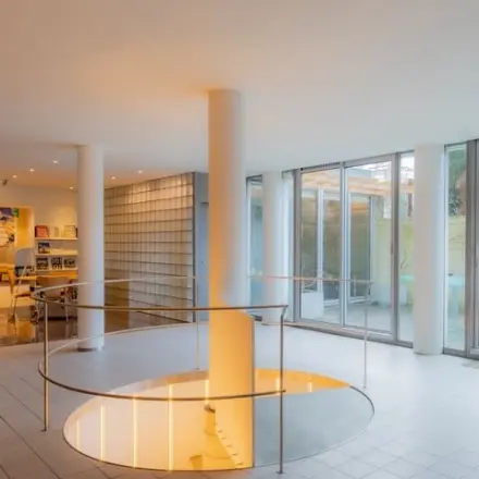 Licht, ruim kantoorpand op Kerkstraat 204, Amsterdam Centrum, met grote ramen en moderne inrichting. Perfect voor wie kantoorruimte wil huren.