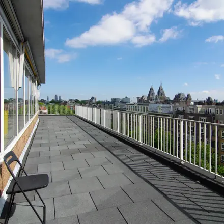 Terras van een kantoorpand aan Kleine Gartmanplantsoen 21 in Amsterdam Centrum met uitzicht op de stad.