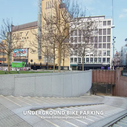 Buitenzijde van een kantoorpand aan het Kleine Gartmanplantsoen 21 in Amsterdam Centrum, met zicht op de omgeving en City Theater. Ideaal voor kantoorruimte huren in een levendige buurt.