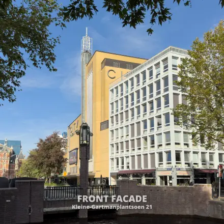Buitenzijde van kantoorpand op Kleine Gartmanplantsoen 21, Amsterdam Centrum, ideaal voor kantoorruimte huren. Het pand heeft een moderne uitstraling met grote ramen over meerdere verdiepingen.