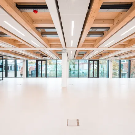 Ruime kantooretage met houten plafondbalken en grote ramen op P.C. Hooftstraat 7, Amsterdam Centrum. Ideaal voor kantoorruimte huren met een open indeling en veel natuurlijk licht.