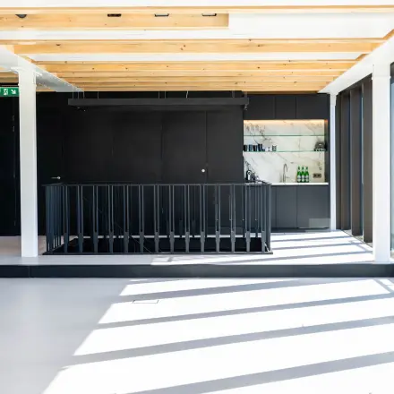 Lichte kantoorruimte in Amsterdam Centrum met zichtbare trap naar beneden en natuurlijke lichtinval. Ruimte voor het huren van een kantoor aan P.C. Hooftstraat 7. Ideale plek voor dynamische werkomgeving.