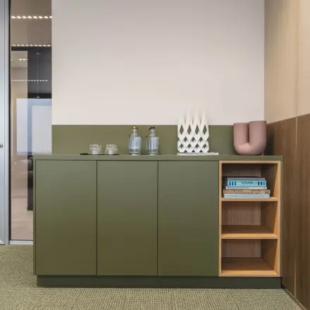 Moderne kantoorruimte in kantoorpand Piet Heinkade 55, Amsterdam Centrum, met strak vormgegeven opbergmeubel, ideaal voor wie kantoorruimte wil huren in een stijlvolle omgeving.