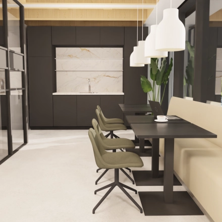 Moderne kantoorruimte met stijlvolle tafels, groene stoelen en een beige bank langs donkere wanden. Grote ramen bieden veel daglicht. Ideaal voor kantoorruimte huren in Amsterdam Centrum.