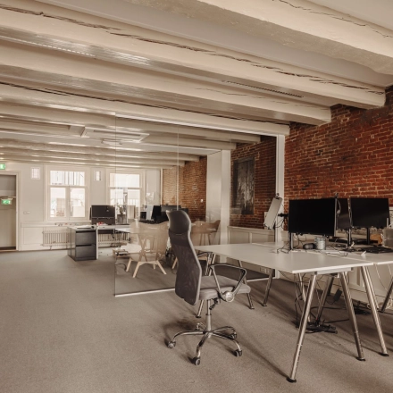 Ruime kantoorruimte te huur op Prins Hendrikkade 14, Amsterdam Centrum, met open werkplekken en moderne inrichting.
