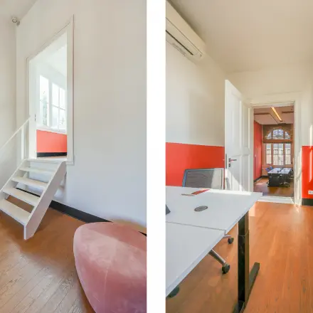 Lichte kantoorruimte met houten vloer en felrode accenten, gelegen aan het Raamplein 1 in Amsterdam Centrum. Perfect om te huren voor creatieve ondernemingen op zoek naar een inspirerende werkplek.